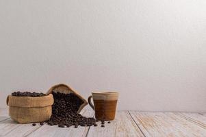 aime boire du café, des tasses à café et des grains de café photo