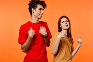 Jeune couple amusement relation amicale la communication Orange Contexte mode photo