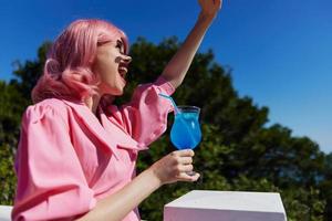 Jeune femelle profiter une coloré cocktail Hôtel terrasse inchangé photo