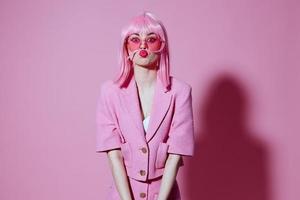 positif Jeune femme gestes avec le sien mains avec une rose veste studio modèle inchangé photo