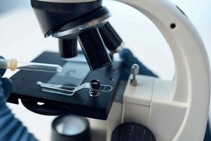 microscope recherche biotechnologie médicament science photo