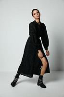 femme avec brillant maquillage noir robe mode dans bottes photo