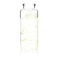 Soins de la peau faits maison avec du gel d'aloe vera dans une bouteille en verre isolé sur fond blanc