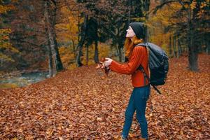 femme dans une chandail chapeau jeans 3 loi sur le retour et la nature dans le Contexte des arbres forêt modèle photo