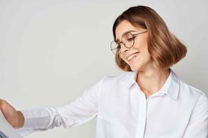 jolie femme dans blanc chemise portant des lunettes directeur Bureau travail photo