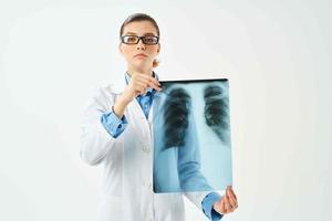 médecin radiographie dans main Diagnostique hôpital professionnels photo