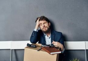 triste homme boîte avec des choses avoir posé de attente la dépression photo