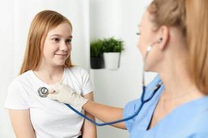 médecin avec stéthoscope suivant à le enfant patient hôpital photo