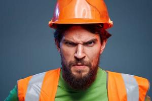 en colère homme dans travail uniforme Sécurité professionnel difficile travail photo