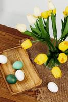 Pâques des œufs multicolore bouquet de fleurs printemps vacances de Christ photo