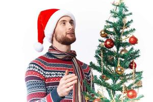 émotif homme avec une arbre dans le sien mains ornements vacances amusement isolé Contexte photo