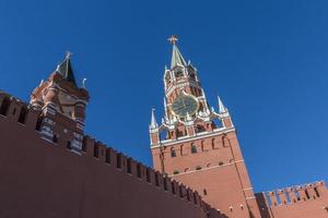 vue sur spasskaya la tour de Moscou kremlin contre bleu ciel photo