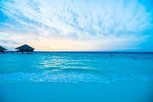 coucher de soleil sur l'île des maldives photo