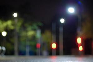 floue circulation lumières Contexte à nuit, vide ville rue défocalisé vue photo