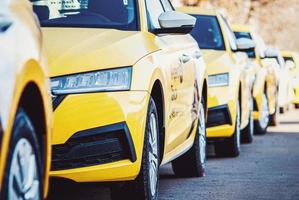 yandex Taxi Jaune voitures garé dans une ligne, Moscou, 31 oct 2021 photo