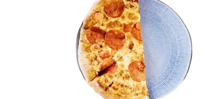 Pizza pepperoni isolé sur blanc Contexte. photo