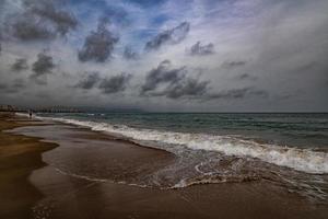 bord de mer paysage paix et silencieux sur une ensoleillé chaud journée photo