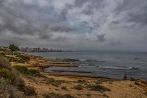 paysage de le front de mer de alicante Espagne sur une chaud ensoleillé l'automne journée photo