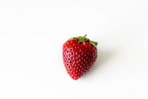 rouge juteux Frais mûr fraise sur une blanc son lit Contexte photo