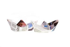 origami navire de journal sur blanc Contexte photo