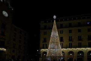 d'or embrasé Noël arbre décoration sur noir Contexte alicante Espagne dans de face de le ville salle photo