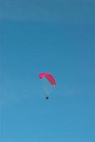 parapentes dans le bleu sans nuages ciel photo