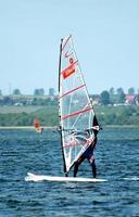 planche à voile sur le baie de puca sur le baltique mer photo