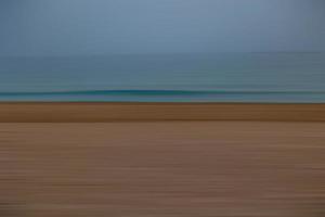 bord de mer paysage paix et silencieux sur une ensoleillé chaud journée photo