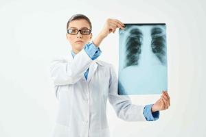 médecin dans blanc manteau radiographie hôpital santé diagnostic photo