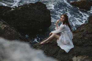 femme dans blanc robe rocheux entreprise la nature océan vagues inchangé photo