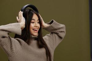 brunette dans écouteurs écoute à la musique émotions studio modèle photo