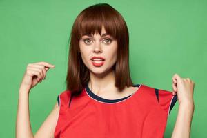 magnifique femme points une doigt à une rouge T-shirt photo