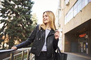 femme dans noir veste et rue la nature l'automne bâtiment achats modèle photo