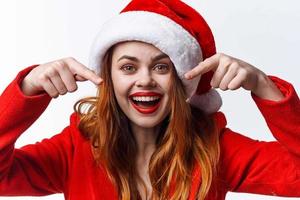 jolie femme dans Père Noël chapeau vacances Noël amusement émotion photo