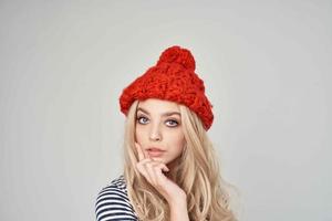 jolie femme dans à la mode vêtements rouge chapeau posant studio photo