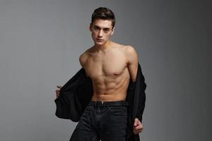 Masculin aux seins nus dans noir chemise tondu vue studio mode de vie photo