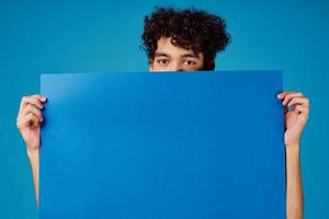 le gars avec le bleu affiche La publicité copie espace photo