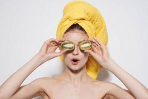 de bonne humeur femme nu épaules kiwi dans le mains de pur peau Naturel produits de beauté photo