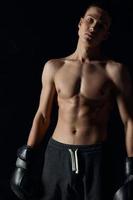 culturistes boxe gants sur noir Contexte et gris un pantalon athlète modèle photo