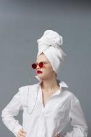 femme rouge des lunettes de soleil produits de beauté avec serviette sur tête studio modèle inchangé photo