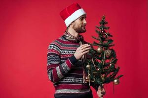 de bonne humeur homme dans une Père Noël chapeau Noël décorations vacances Nouveau année studio posant photo