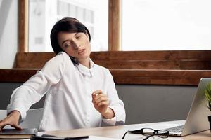 femme d'affaires à le bureau secrétaire exécutif isolé Contexte photo