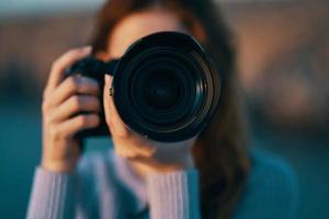 femme photographe en plein air paysage Voyage fermer photo