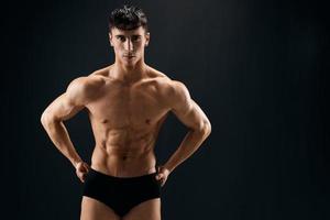 homme avec musclé nu corps dans noir culotte basé studio photo