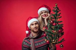 homme et femme Nouveau année arbre décoration famille vacances photo