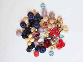 de nombreux boutons multicolores photo