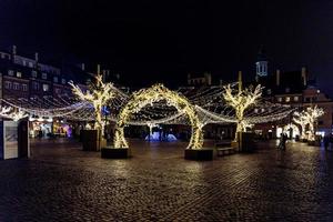 des rues à nuit avec décorations pour Noël Varsovie Pologne dans le ville centre photo