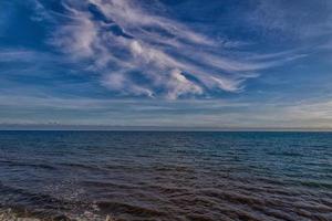 bord de mer paysage paix et silencieux sur une ensoleillé chaud journée photo