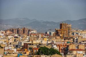 vue sur une ensoleillé journée de le ville et coloré bâtiments de le point de vue alicante Espagne photo