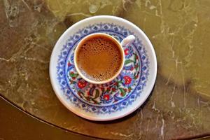 chaud aromatique sucré noir turc café dans une petit coloré tasse photo